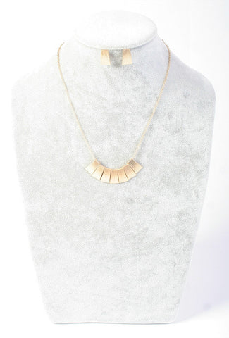 Poppy <br> matte gold demi-statement necklace